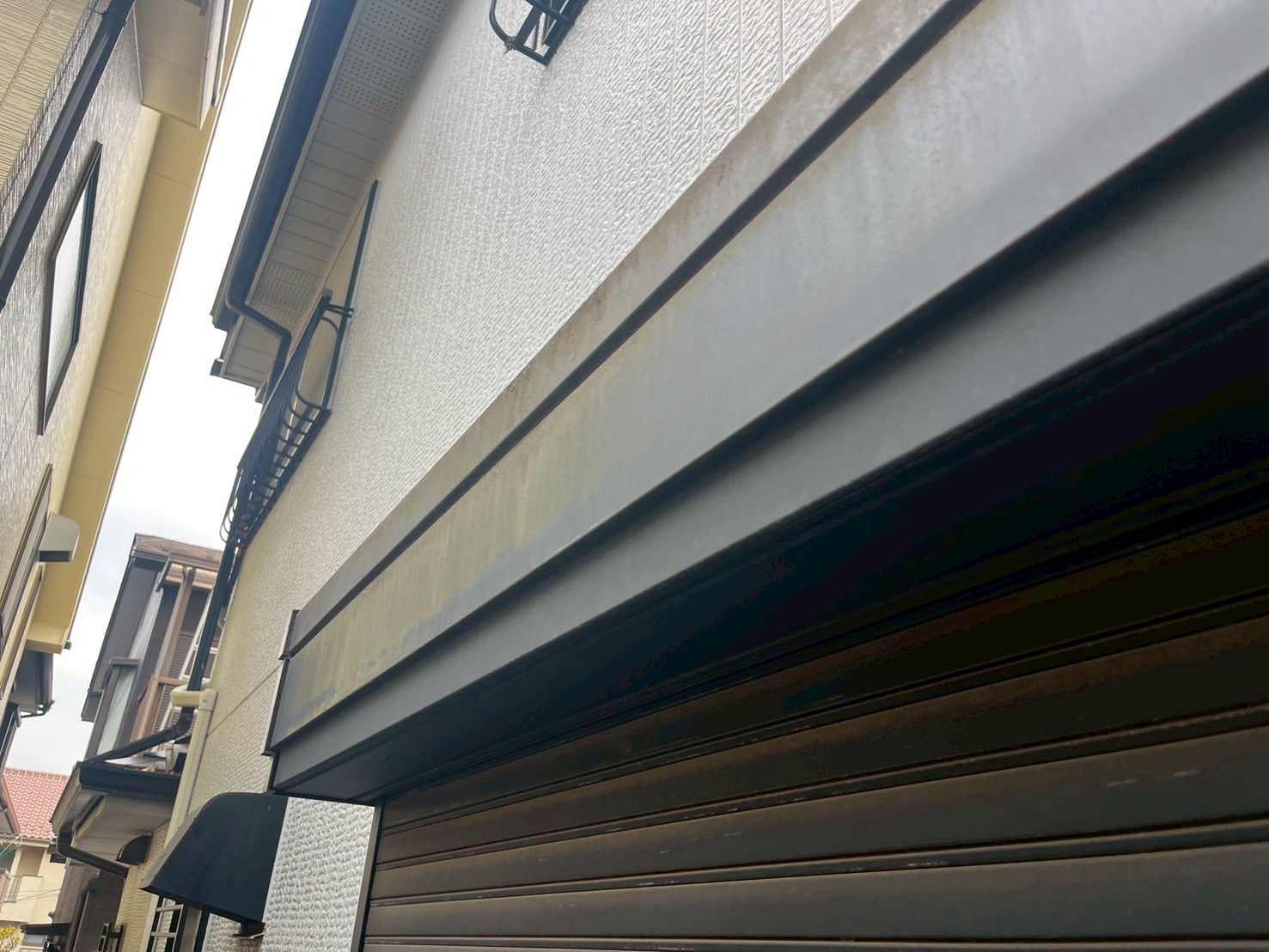 苔の生えたシャッターを近くで確認